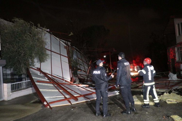 Denizli'de şiddetli rüzgar çatıları uçurdu, araçlar hasar gördü