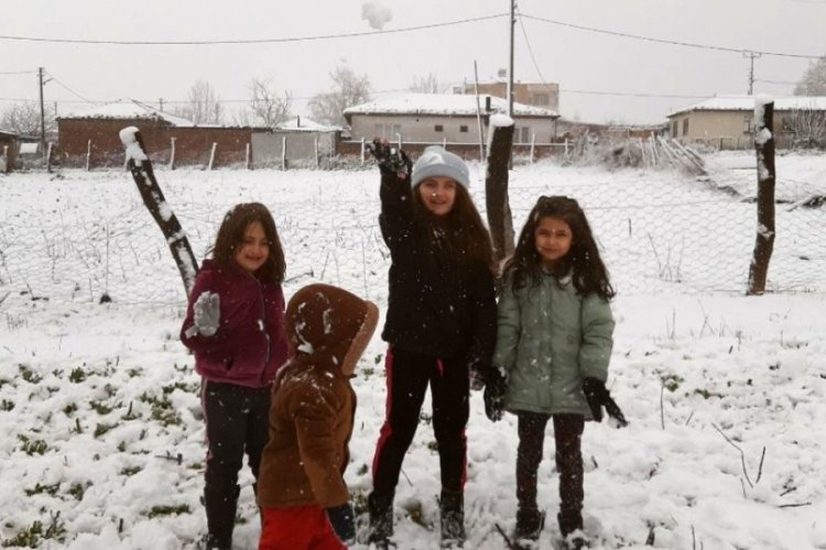 Bursa'ya kar yağışı başladı, çocuklar soluğu sokakta aldı