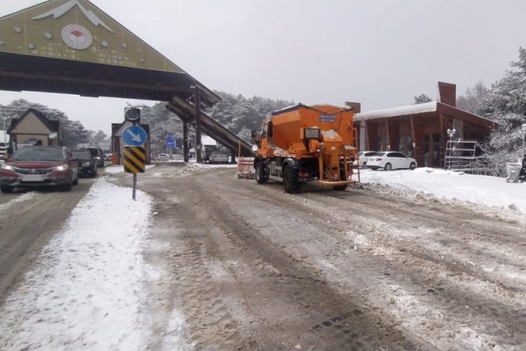Bursa'da yoğun kar yağışı etkili oluyor