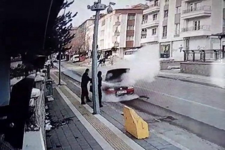 Aracı yanan çaresiz sürücünün yardımına polis yetişti