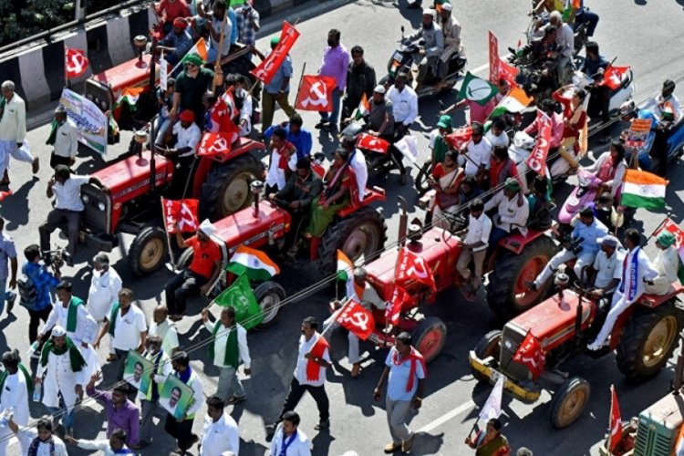 Hindistan'da liberal tarım yasasına karşı Traktör Yürüyüşü