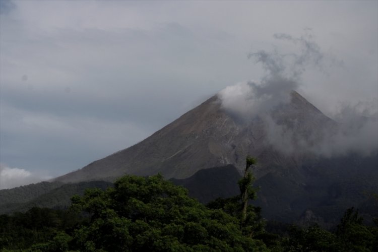 Merapi Yanardağı'nda son 6 saatte 22 patlama