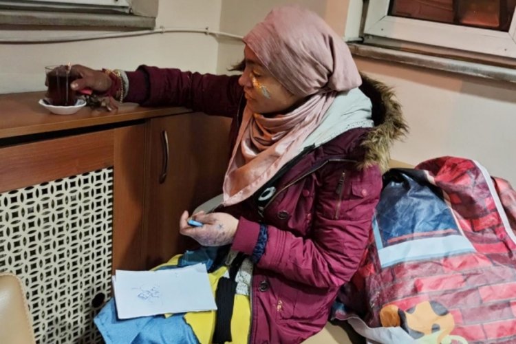Bursa'da sokakta donmak üzere olan evsiz kadını polis kurtardı