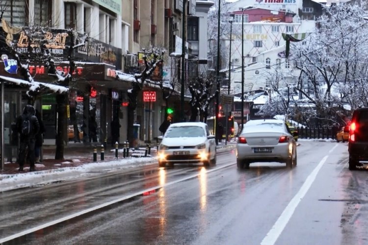 Bursalılar yeni güne karla uyandı! Kar kalınlığı 6 santimetreyi buldu