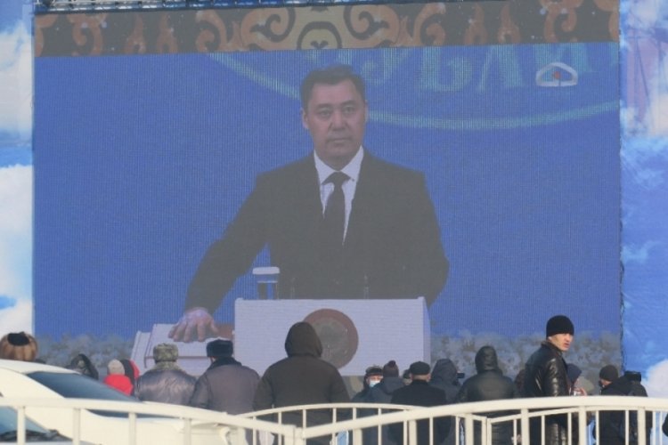 Kırgızistan'da Cumhurbaşkanlığı seçimini kazanan Caparov yemin etti