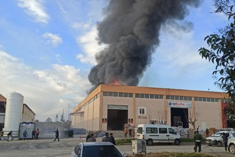 Depoda başlayan yangın iki fabrikaya sıçradı