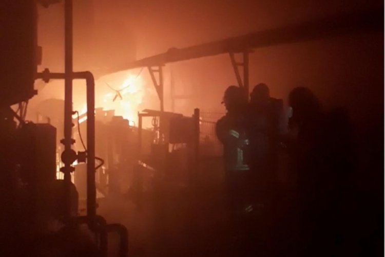 Metal fabrikasında yangın: İkisi itfaiye eri 4 kişi dumandan etkilendi