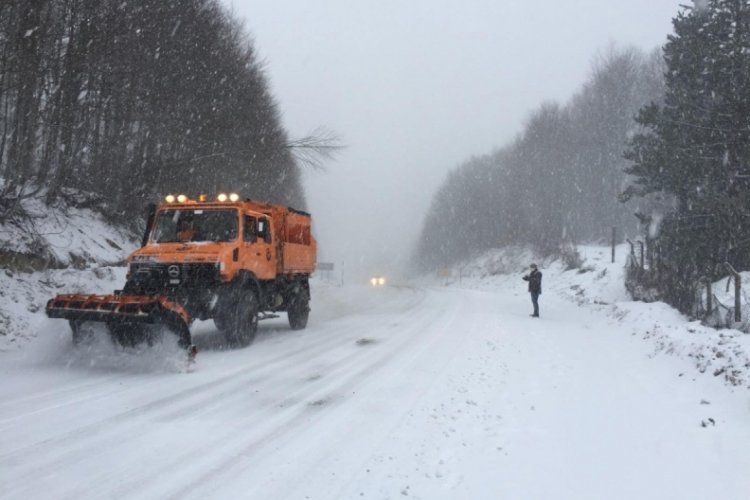 Domaniç'te yoğun kar yağışı ulaşımı olumsuz etkiledi