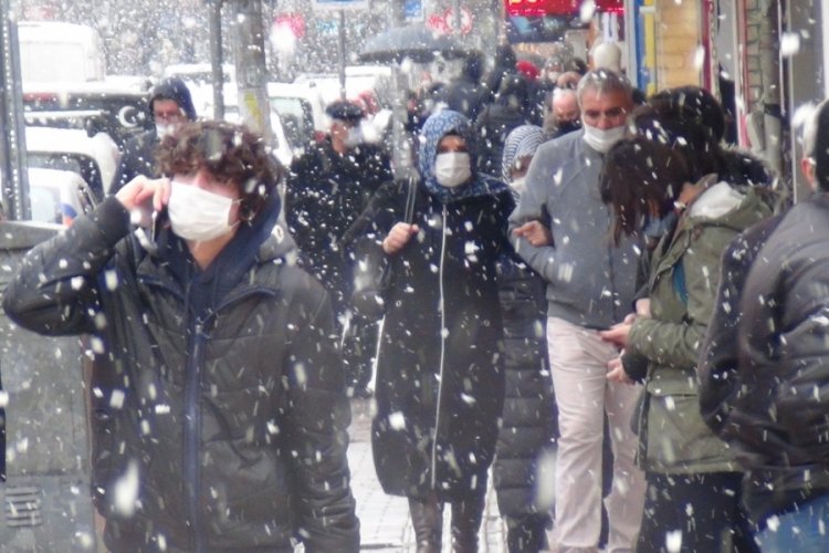 Bursa İnegöl'de lapa lapa kar yağdı