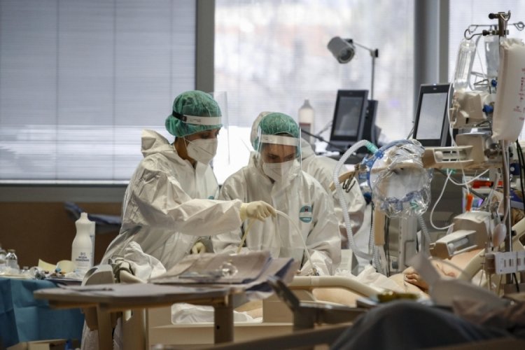 İtalya'da son 24 saatte Covid-19 bağlı 492 can kaybı