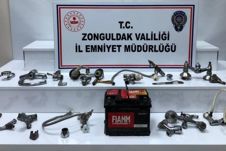 Boş evlerdeki musluk bataryalarını &ccedil;aldılar