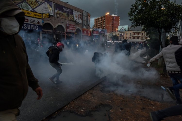 L&uuml;bnan'da sokağa &ccedil;ıkma yasağı protestoları 4'&uuml;nc&uuml; g&uuml;n&uuml;nde: 102 yaralı