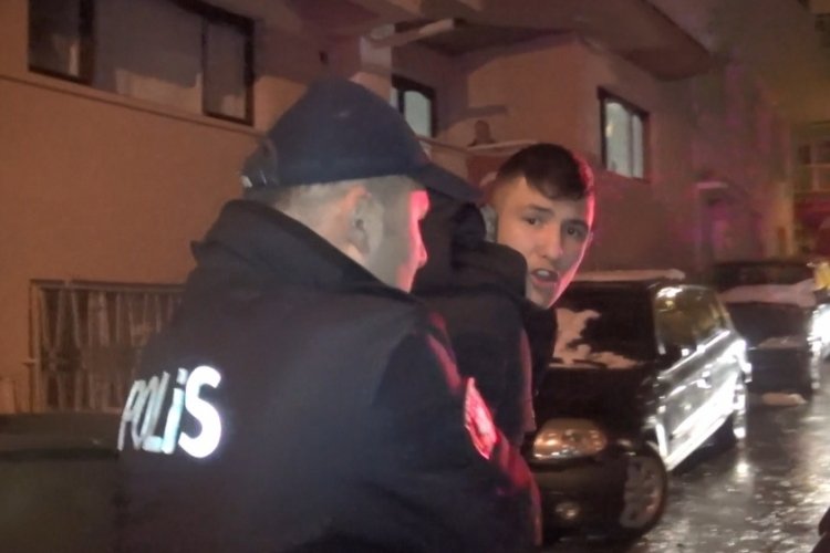 Bursa'da kısıtlamada ehliyetsiz gen&ccedil;ler, 15 kilometre s&uuml;ren kovalamaca sonucu yakalandı