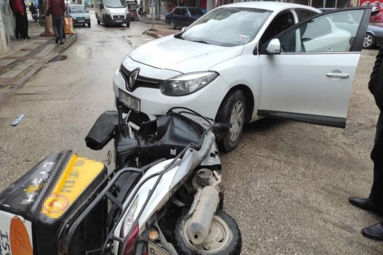 Bursa'da otomobil ile kafa kafaya &ccedil;arpıştı