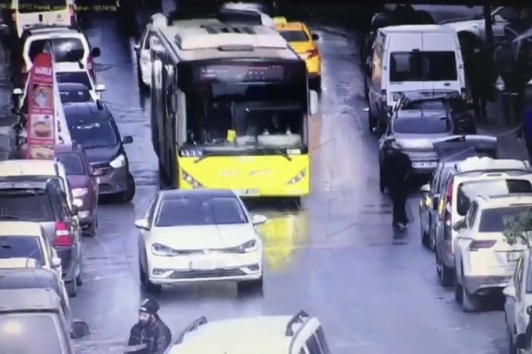 İstanbul'da otob&uuml;s şof&ouml;r&uuml;ne saldırıyla ilgili yeni g&ouml;r&uuml;nt&uuml;ler kamerada