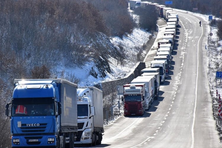 10 kilometre kuyruk oldu! 3 g&uuml;nd&uuml;r bekliyorlar