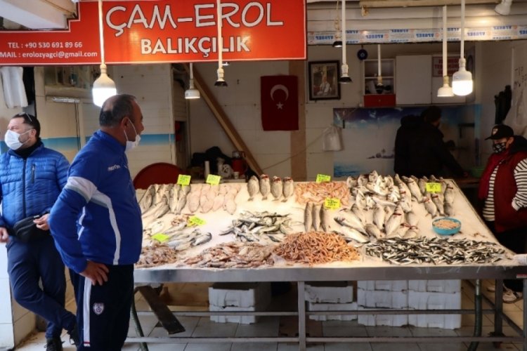 Kuvvetli fırtına ve sağanak, balık fiyatlarını u&ccedil;urdu