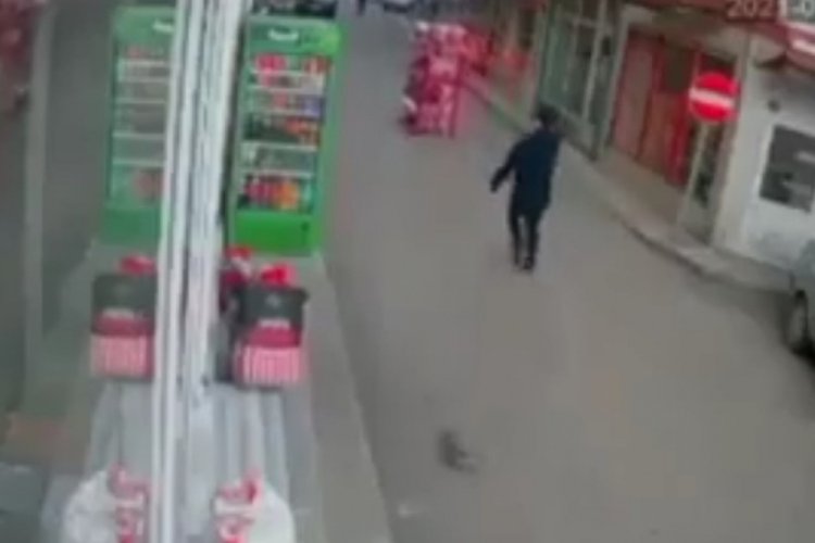 S&uuml;r&uuml;klenen cips standının peşinden depar attı