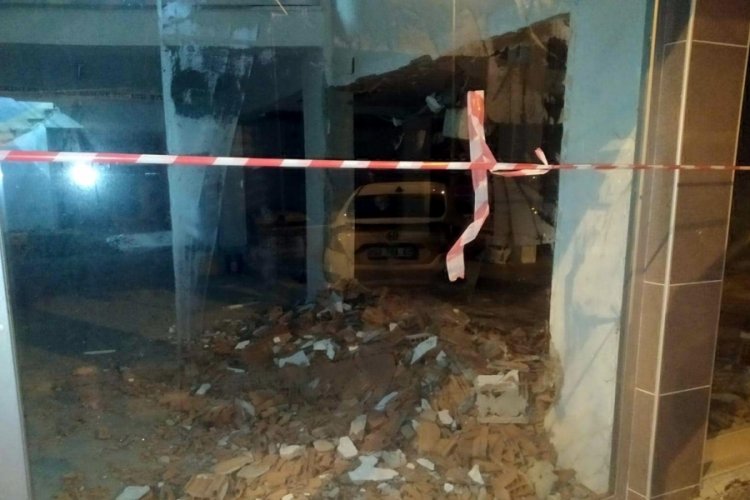 Yıkmaya &ccedil;alıştığı duvarın altında kalıp, hayatını kaybetti