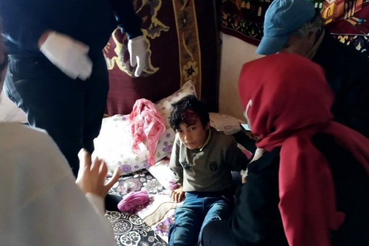 12 yaşındaki &ccedil;ocuk, buzlu yolda d&uuml;ş&uuml;p kafa travması ge&ccedil;irdi!