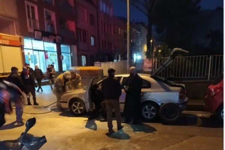 Bursa'da alev alan otomobili mahalle sakinleri s&ouml;nd&uuml;rd&uuml;