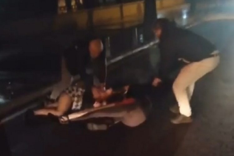 Trans birey ile gen&ccedil; kadın, sa&ccedil; sa&ccedil;a baş başa kavga etti