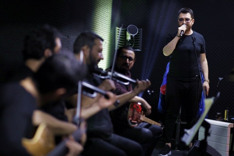 &Ccedil;iftlikten kazandı, sazlarıyla paylaştı
