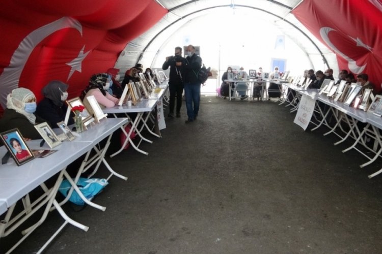 HDP &ouml;n&uuml;ndeki aileler, &ccedil;ocukları i&ccedil;in direnmeye devam ediyor