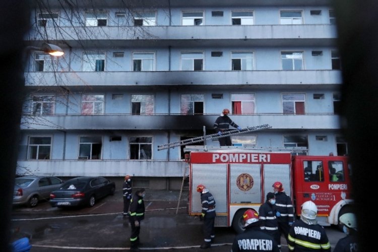 B&uuml;kreş'te pandemi hastanesinde yangın: 4 &ouml;l&uuml;