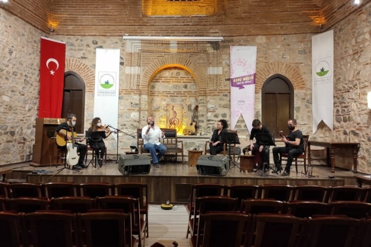 Bursa'da gen&ccedil; m&uuml;zisyenlerden online konser