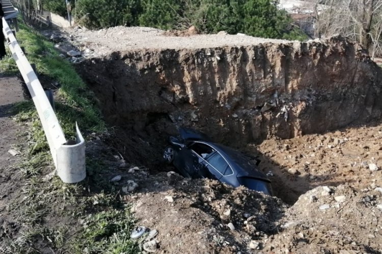 Direksiyon hakimiyetini kaybedip 5 metrelik &ccedil;ukura u&ccedil;tu