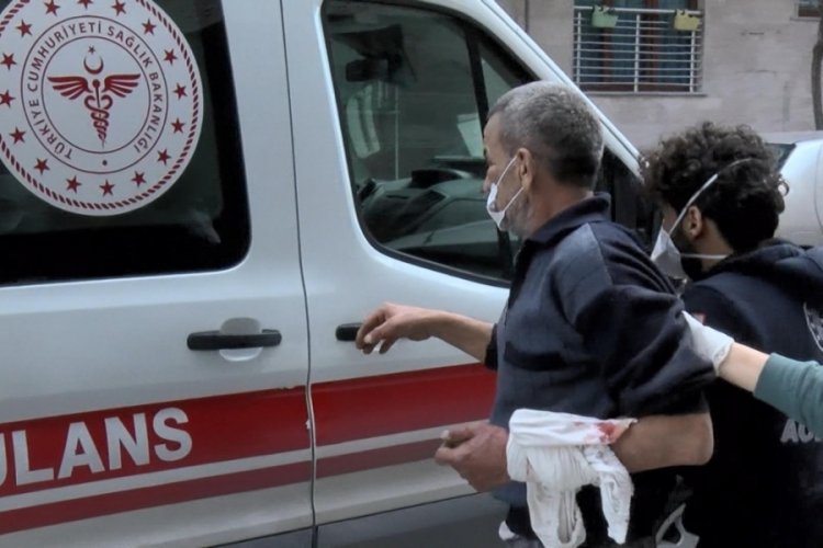 Yabancı uyruklu kişi arkadaşını bı&ccedil;aklayıp, kendini i&ccedil;eri kilitledi