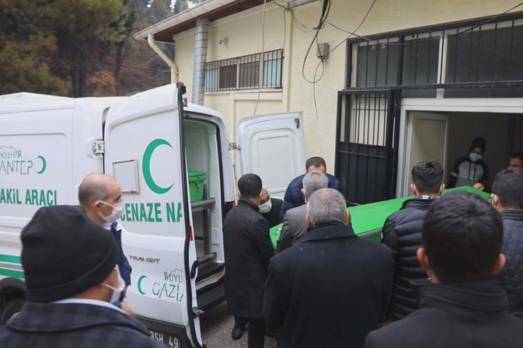 Sigara i&ccedil;mek i&ccedil;in &ccedil;ıktığı balkondan d&uuml;ş&uuml;p, &ouml;ld&uuml;