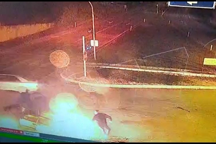 Otomobil alev aldı, i&ccedil;indekiler panikle ka&ccedil;ıştı
