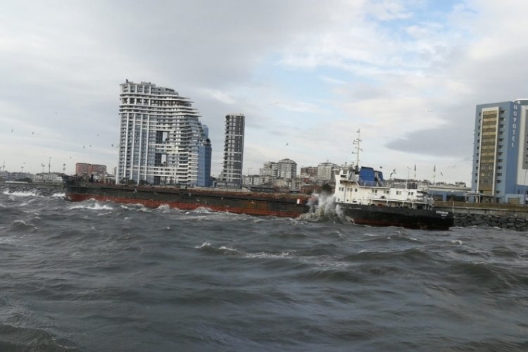 Zeytinburnu'nda fırtınada s&uuml;r&uuml;klenen gemi karaya oturdu