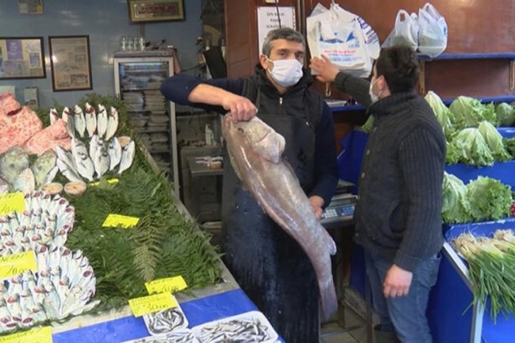 Cumhurbaşkanı Erdoğan &Ccedil;engelk&ouml;y'de esnafla sohbet etti, balık aldı