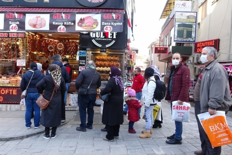 Bursa'da kısıtlama &ouml;ncesi kasaplarda et kuyruğu