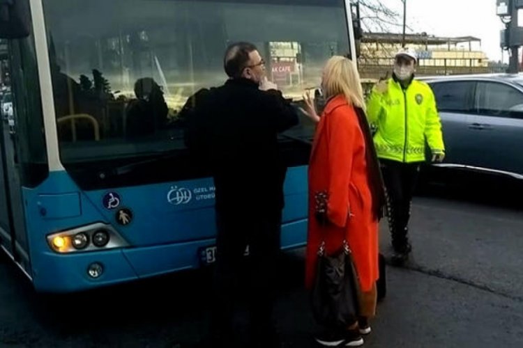 Otob&uuml;s durağa girmeyince yolunu kesti
