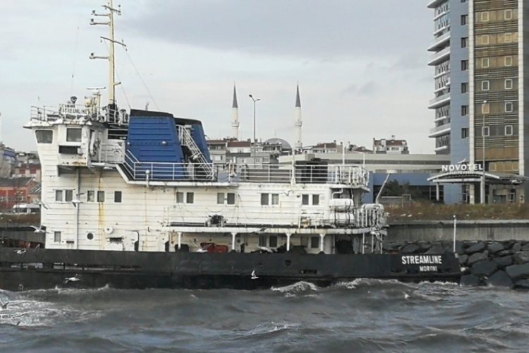 Zeytinburnu'nda karaya oturan gemi kurtarıldı