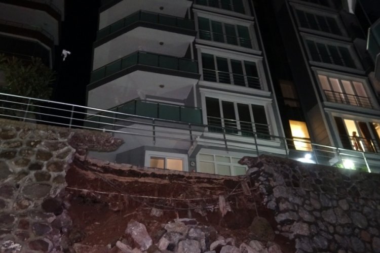 Bursa'da istinat duvarı &ccedil;&ouml;kt&uuml;, sesi duyan deprem oluyor zannetti
