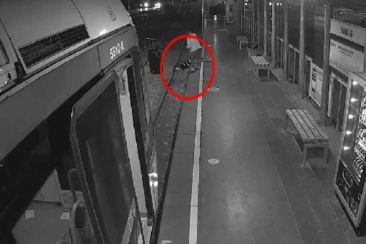 Fenalaşıp tramvay raylarına d&uuml;şt&uuml;! B&ouml;yle kurtuldu