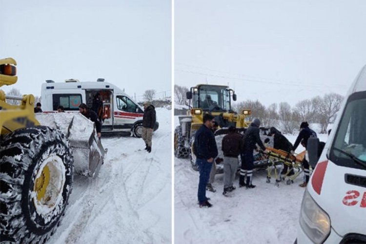 Hasta kadın, karlı yolda iş makinesi kep&ccedil;esiyle ambulansa taşındı