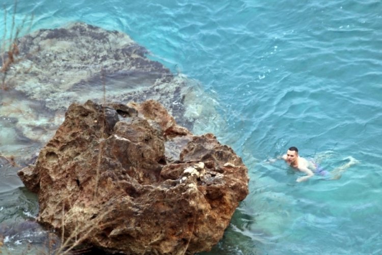 Antalya'da deniz suyu, hava sıcaklığının iki katına &ccedil;ıktı