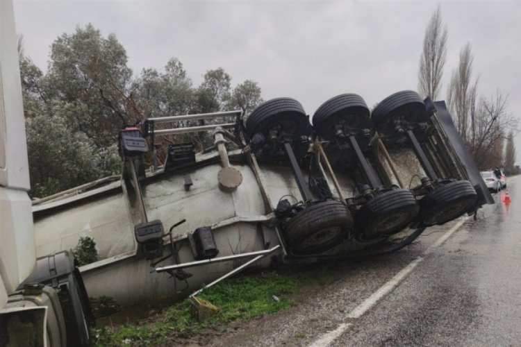 Bursa Orhangazi'de devrilen tankerin sürücüsü yaralandı