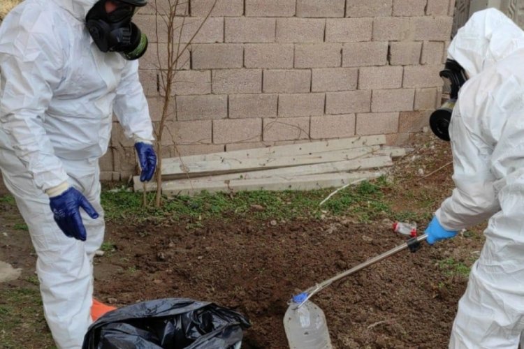 Toprağa g&ouml;m&uuml;l&uuml; 11 bidon i&ccedil;indeki sıvı laboratuvarda incelenecek