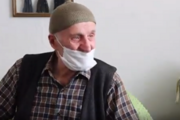 Sağlık Bakanı Koca, aşı olan Selim dedenin g&ouml;r&uuml;nt&uuml;lerini paylaştı