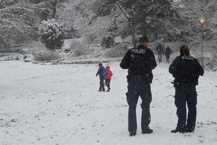 Almanya'da hava koşulları &uuml;lkeyi alarma ge&ccedil;irdi