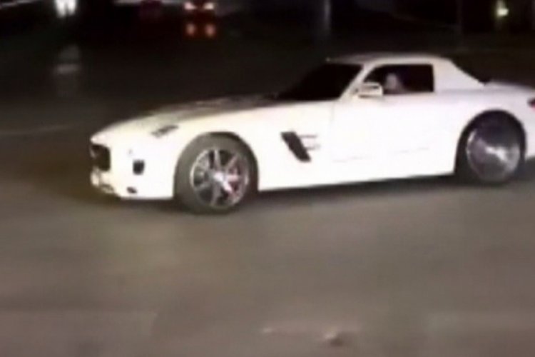 L&uuml;ks otomobiliyle drift yaptı, sosyal medyadan paylaştı
