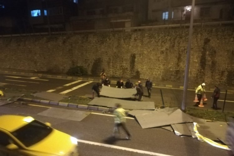 TIR'ın dorsesindeki levhalar yolsa sa&ccedil;ıldı, trafik kapandı