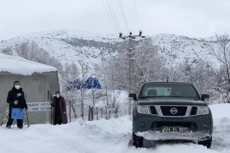 Sağlık&ccedil;ılar aşı i&ccedil;in karlı yolları aşıyor